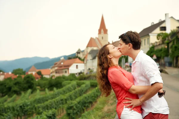 Couple amoureux marchant dans une rue — Photo