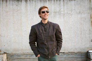 şık yakışıklı genç