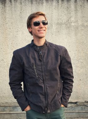 şık yakışıklı genç