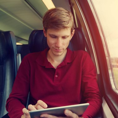 yakışıklı adam trene binme