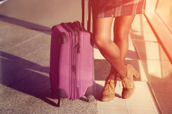 Nő a suitcaseat a repülőtér — Stock Fotó