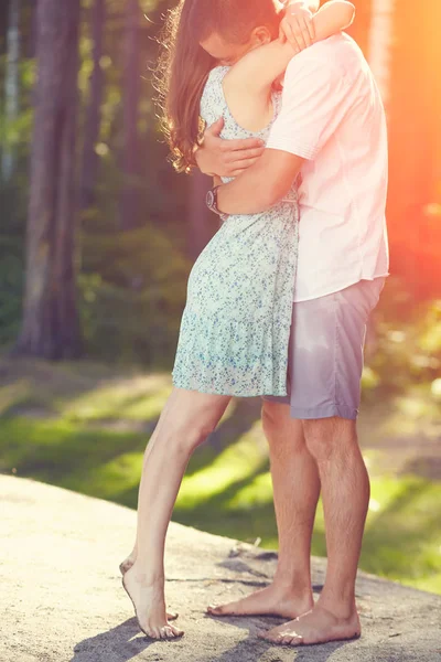 Jeune couple amoureux en plein air — Photo