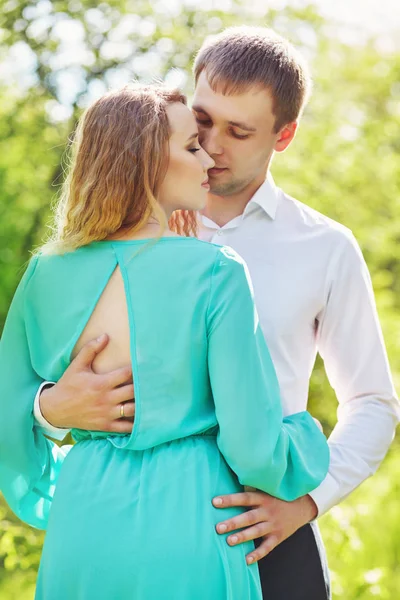 Jeune couple heureux amoureux en plein air — Photo