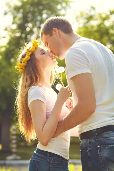 Junges glückliches Paar verliebt im Freien — Stockfoto