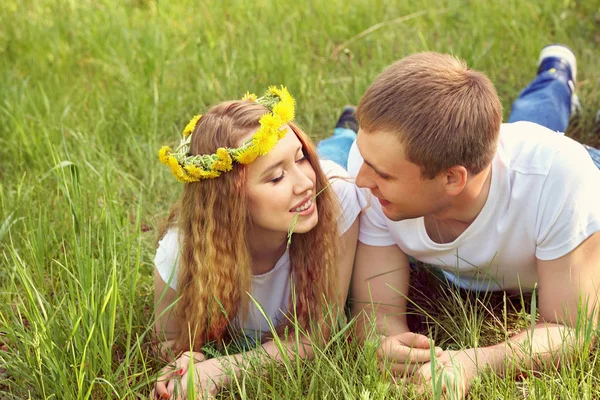 Jeune couple heureux amoureux en plein air — Photo