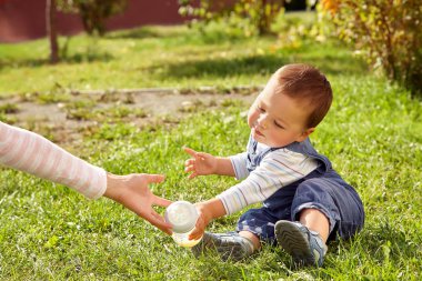 çimlerde oturan çocuk