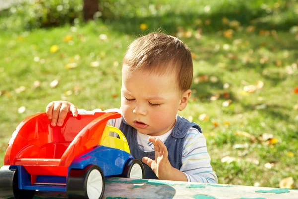 Μικρό αγόρι παίζει με ένα παιχνίδι φορτηγό — Φωτογραφία Αρχείου