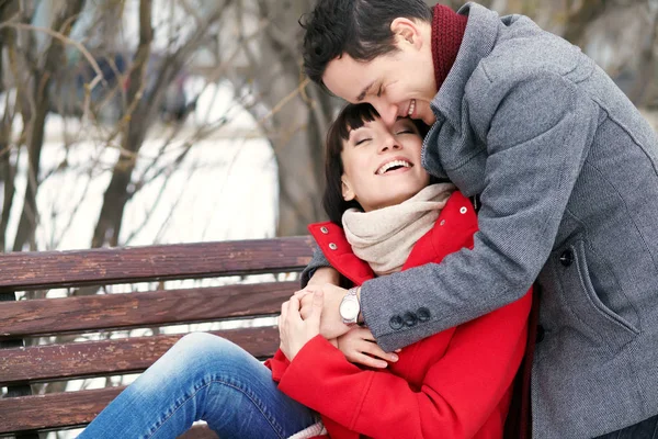 Jeune couple amoureux en plein air — Photo