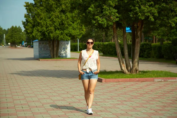 Woman in sunglasses in summer park — Stock Photo, Image