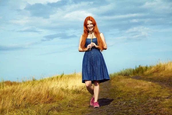 Retrato al aire libre de una mujer hermosa — Foto de Stock