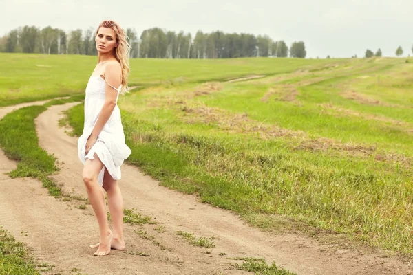 Retrato al aire libre de una mujer hermosa — Foto de Stock