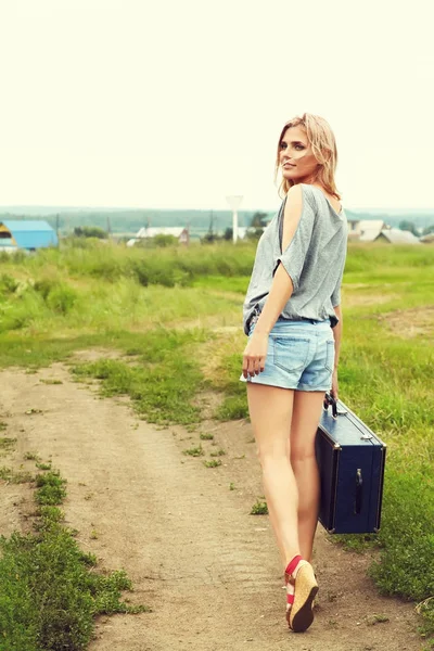 Femme sexy avec une valise — Photo