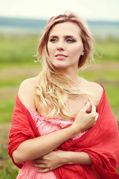 Retrato ao ar livre de uma mulher bonita — Fotografia de Stock