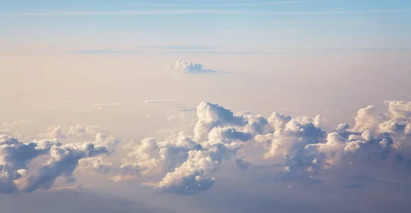 Vista al cielo con nubes —  Fotos de Stock