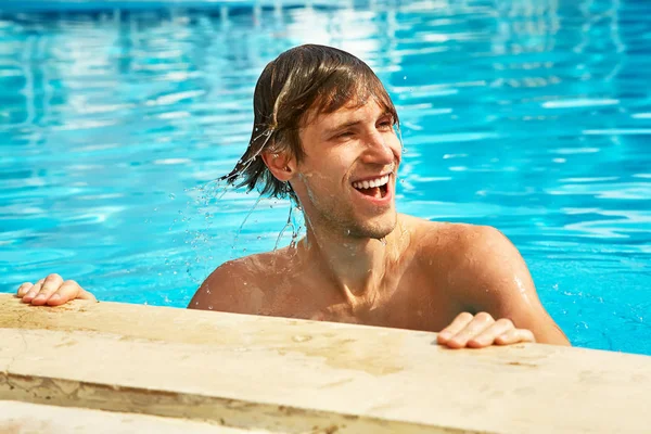 Człowiek relaks przy basenie — Zdjęcie stockowe