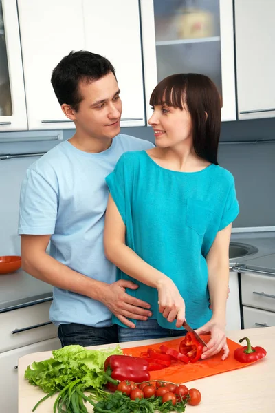 Pareja cocinando juntos en la cocina — Foto de Stock