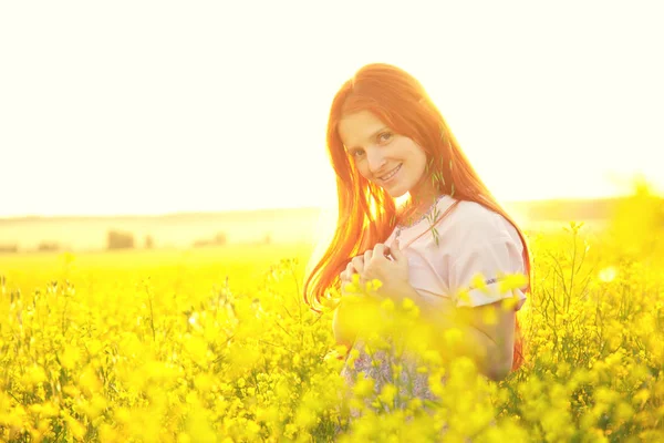 Kızıl saçlı kadın açık havada — Stok fotoğraf