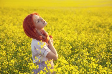 Kızıl saçlı kadın açık havada