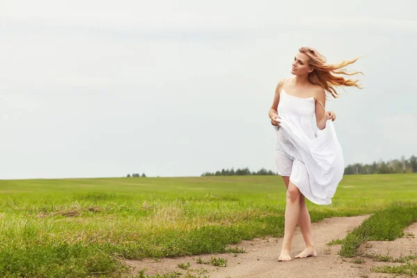 Retrato al aire libre de una mujer hermosa — Foto de Stock