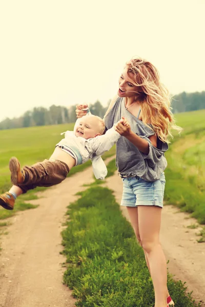 Joven madre con su bebé — Foto de Stock