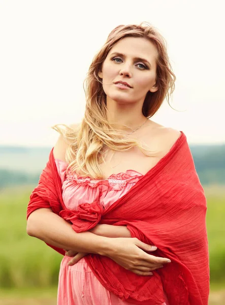 Outdoor portrait of a beautiful woman — Stock Photo, Image