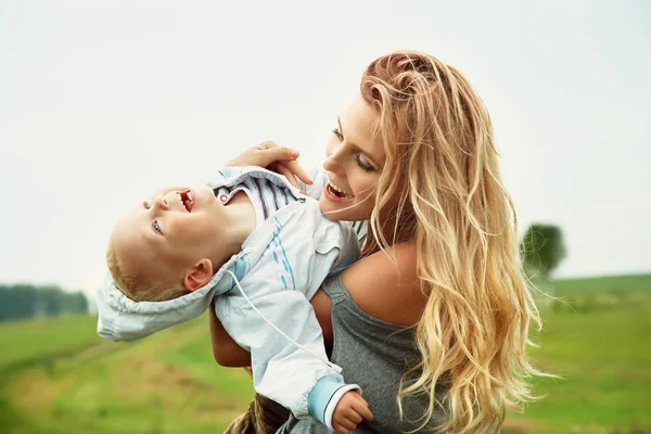 Giovane madre con il suo bambino — Foto Stock
