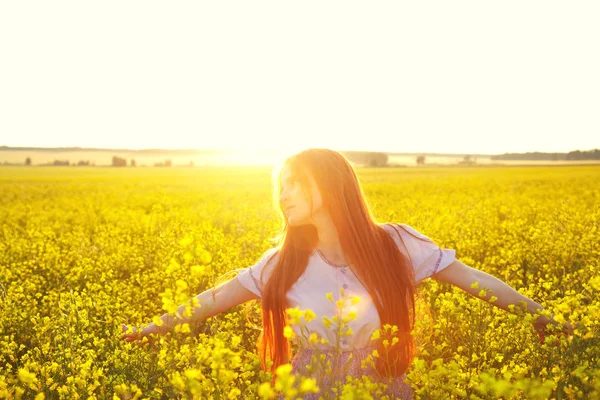 赤毛の女性屋外 — ストック写真