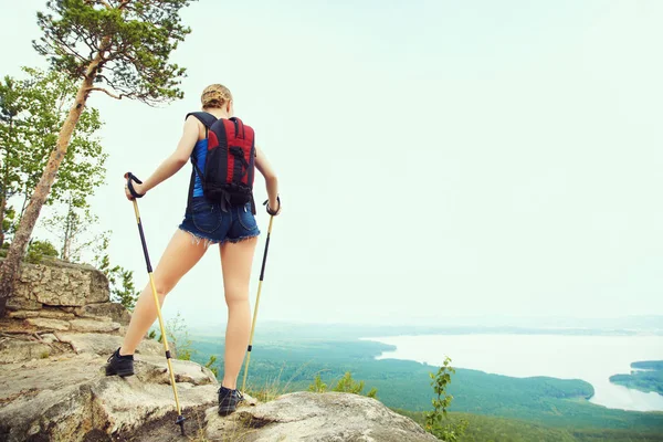 Woman with backpack hiking in the mountains — Stock Photo, Image