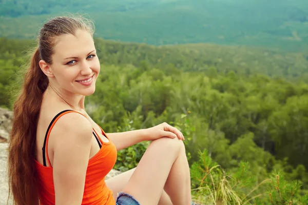 Жінка сидить на горі — стокове фото
