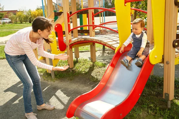 Giovane madre con il suo bambino — Foto Stock