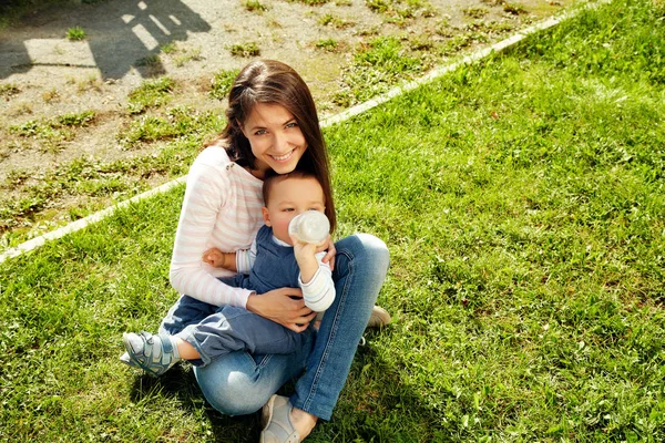 Giovane madre con il suo bambino — Foto Stock