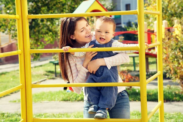 Giovane madre con il suo bambino — Foto Stock