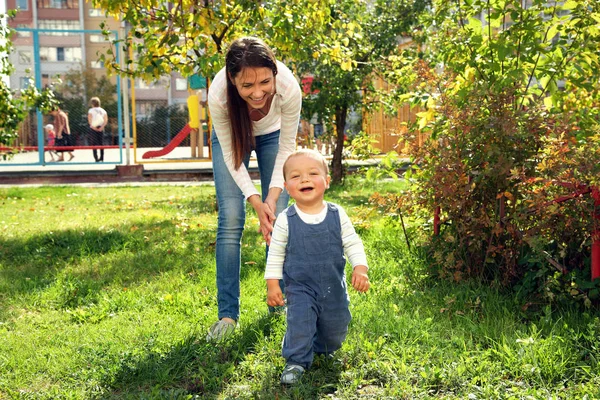 Jonge moeder met haar baby — Stockfoto