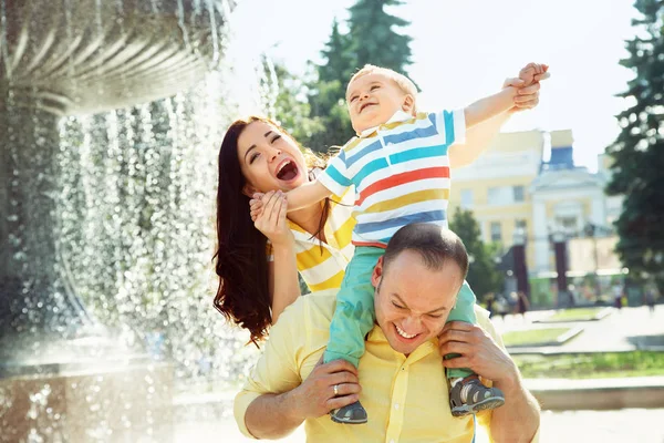 รูปภาพกลางแจ้งของครอบครัวที่มีความสุข — ภาพถ่ายสต็อก