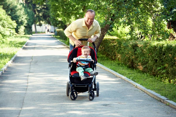 Gelukkige vader en zoon — Stockfoto