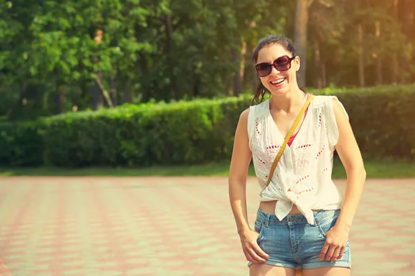 Lächelnde Frau mit Sonnenbrille — Stockfoto