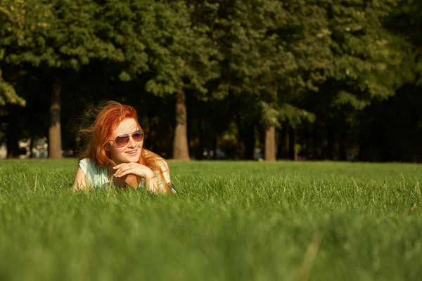 Kızıl saçlı kadın güneş gözlüğü — Stok fotoğraf