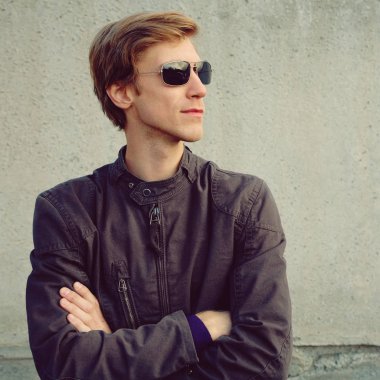 şık yakışıklı genç