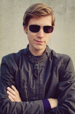 şık yakışıklı genç