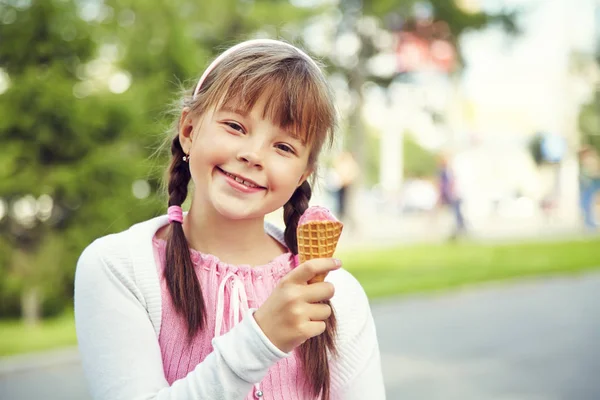 Leuk meisje met ijs — Stockfoto