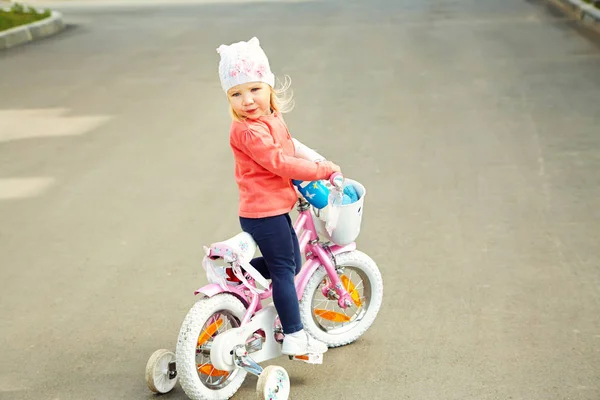 Chica en una bicicleta —  Fotos de Stock