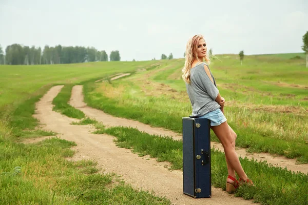Donna sexy con una valigia — Foto Stock