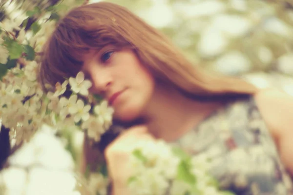 Retrato de primavera de una joven — Foto de Stock