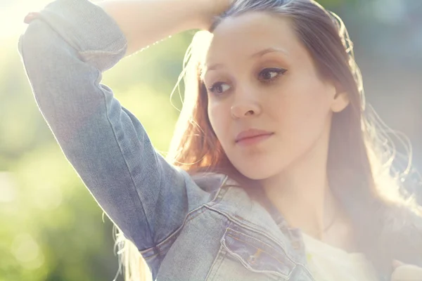 Portrait d'une femme brune — Photo