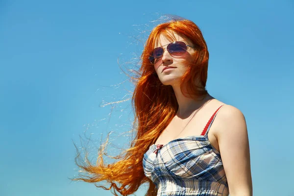 Rossa donna in occhiali da sole — Foto Stock