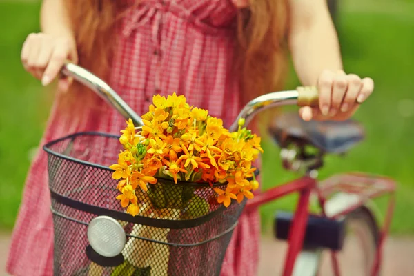 Cykel med blommor i en korg — Stockfoto