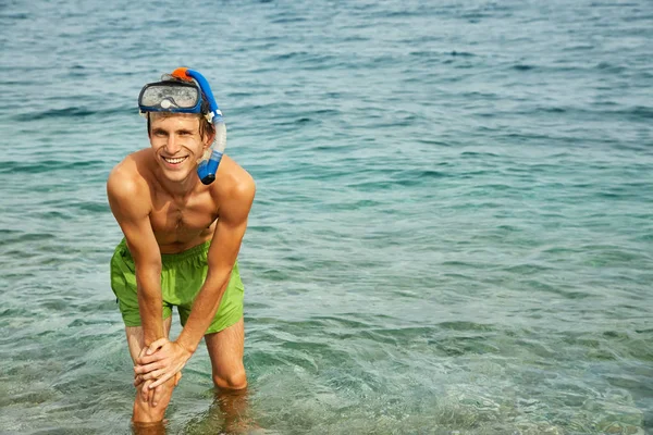 Jovem na praia — Fotografia de Stock