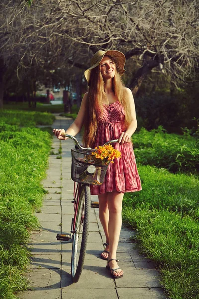 Genç kadın bir bisiklet ile — Stok fotoğraf