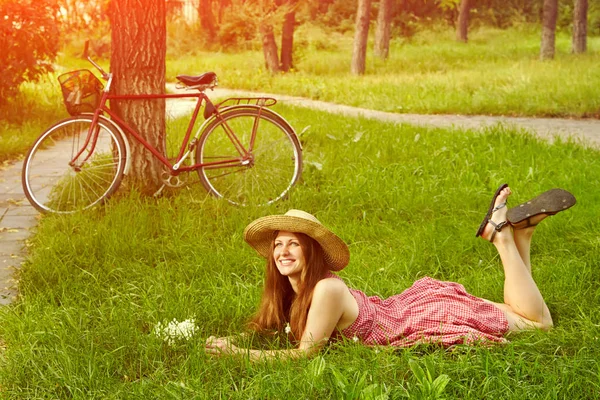 Mladá žena se na kole — Stock fotografie