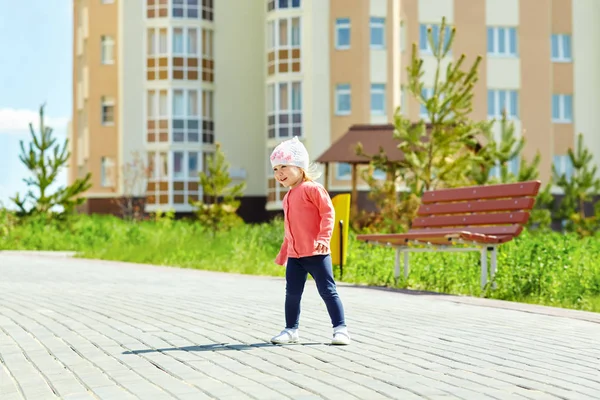 Niño caminando al aire libre —  Fotos de Stock